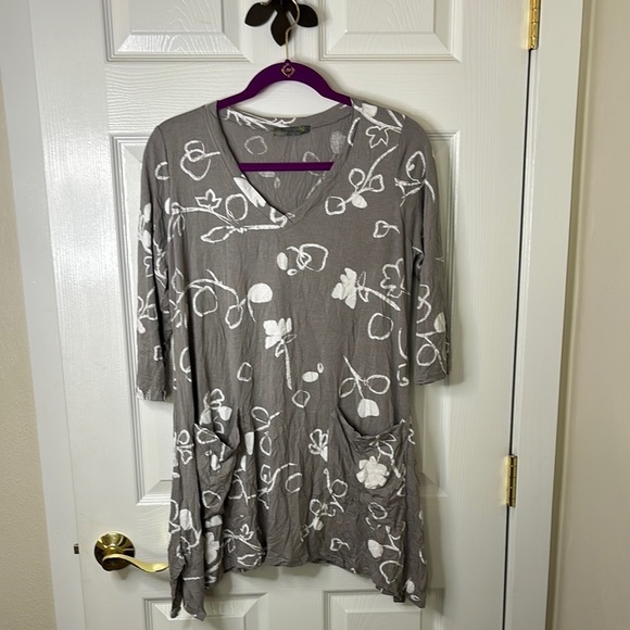 Chalet Boxy Gray and White Krinkle Tunic Top 3/4 Sleeves and front pockets - Picture 1 of 9